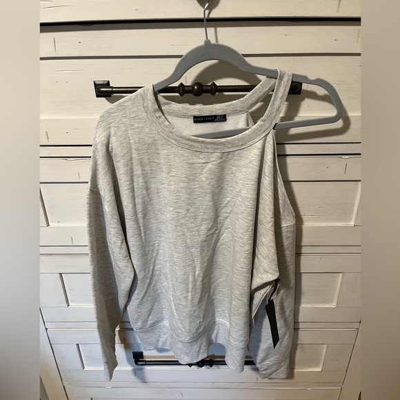NWT BLACK TAPE OPEN SHOULDER SWEATER - m - Picture 2 of 5